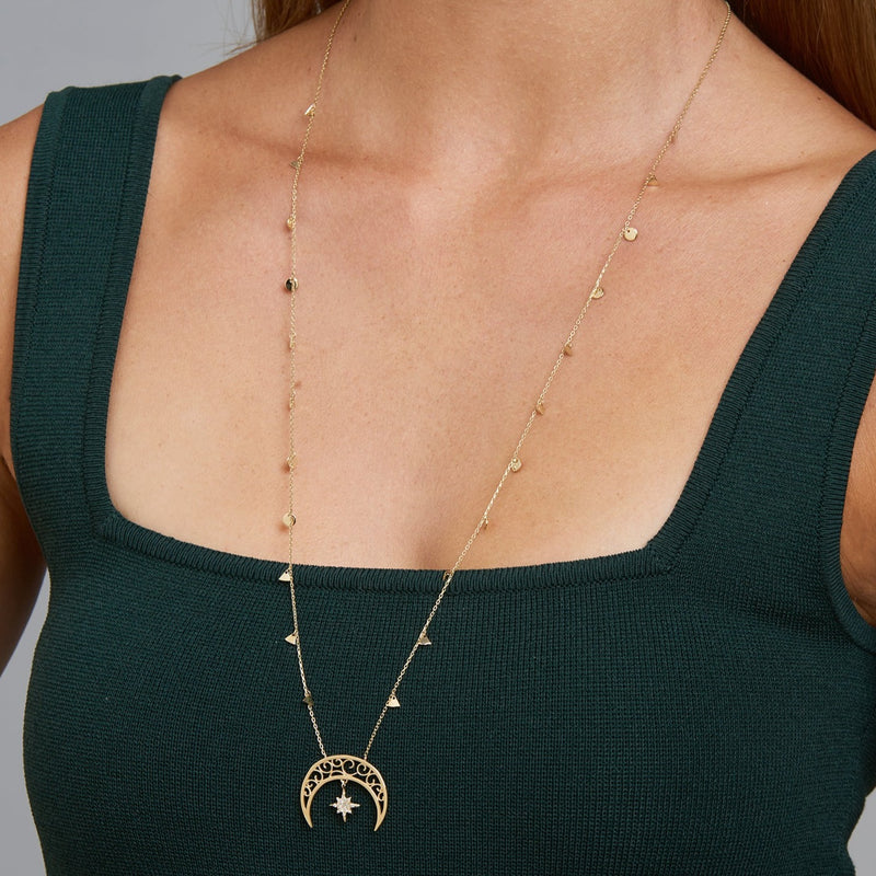 An enchanting piece inspired by 1001 nights. The crescent moon is adorned with ornaments and features a dazzling diamond pave set polestar. The charms on the chain enhance this magnificent design. A dream come true.