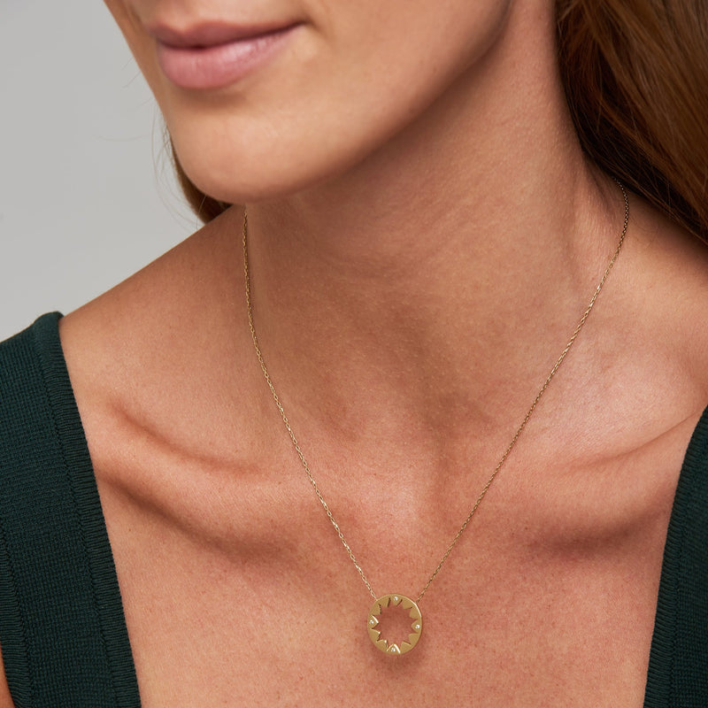 This 14 karat gold diamond pendant is inspired by mediterranean summer days and is the ultimate piece for sun-worshippers. The pendant features 4 handset sparkling diamonds pointing out the cardinal points. 