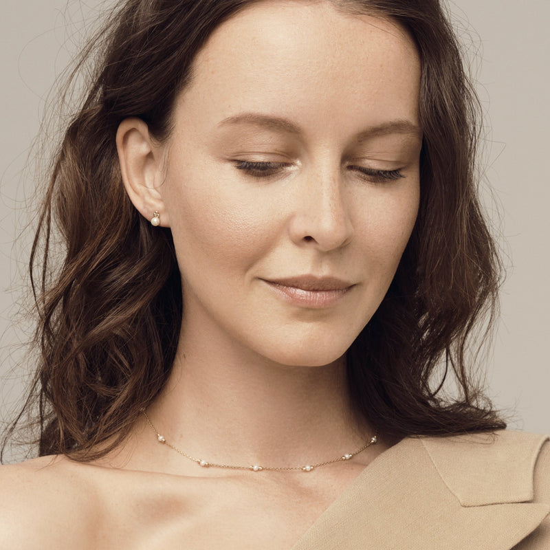 Are you the girl with a pearl earring? If so, this 14 karat gold earring is made for you.  The little gold crown on top of the precious freshwater pearl makes this earring an eyecatcher. Hence the pearl is natural, each stone and therefore earring is completely unique. 