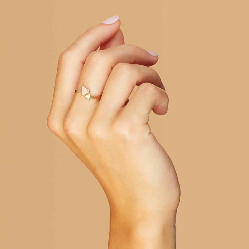 A charming and expressive gold ring. This 14 karat gold ring is inspired by the arrow symbol. The Arrow Rose Ring features hand-painted enamel in our favourite rose colour. 
